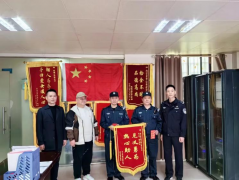 領(lǐng)威保安員李興萍、歐陽開?！耙娏x勇為”獲榮