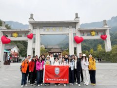 風(fēng)雨同舟攀金頂，